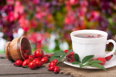 Arka plan bulanık ile ahşap masa kalçalarına çaydan