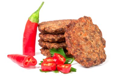 karaciğer krep veya pirzola beyaz arka plan üzerinde izole biber ile