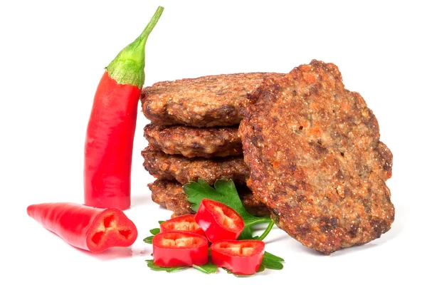 karaciğer krep veya pirzola beyaz arka plan üzerinde izole biber ile