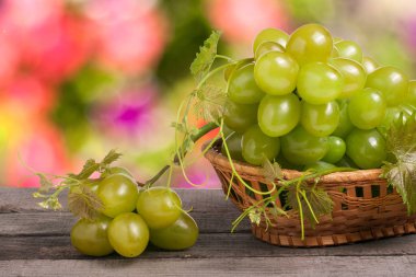 arka plan bulanık ahşap tablo hasır sepet içinde Yeşil üzüm