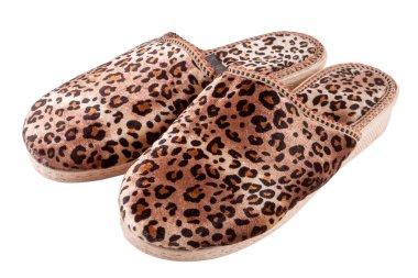 Beyaz arka plan üzerinde izole kadın iç leopar terlik