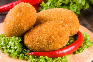 üç kızarmış ekmekli göğsü kesme tahtası üzerinde marul ile