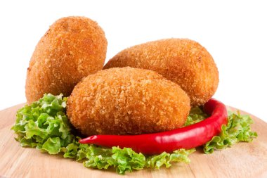 üç kızarmış ekmekli göğsü kesme tahtası üzerinde marul ile beyaz arka plan izole