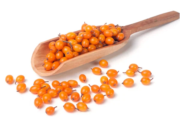 Sanddornbeeren in einer Holzschaufel isoliert auf weißem Hintergrund — Stockfoto