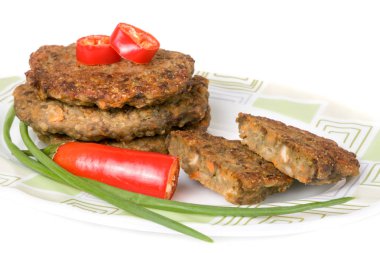 karaciğer krep veya pirzola chili biber ve beyaz arka plan üzerinde izole yeşil soğan ile