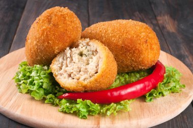 üç kızarmış ekmekli göğsü kesme tahtası koyu ahşap arka plan üzerinde marul ile