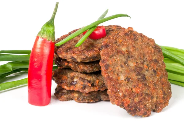 karaciğer krep veya pirzola chili biber ve beyaz arka plan üzerinde izole yeşil soğan ile