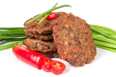 karaciğer krep veya pirzola chili biber ve beyaz arka plan üzerinde izole yeşil soğan ile