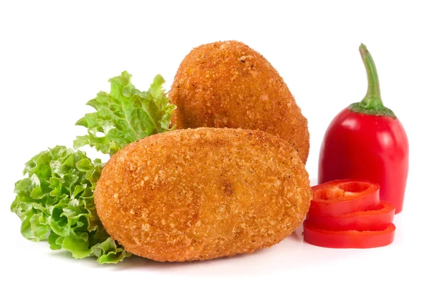 Deux escalopes panées frites avec laitue isolée sur fond blanc — Photo