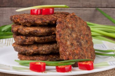 karaciğer krep veya pirzola chili biber ve ahşap bir zemin üzerine yeşil soğan ile