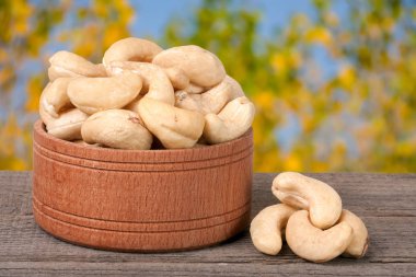 kaju fıstığı Bahçe arka plan bulanık ile gemide bir ahşap kase