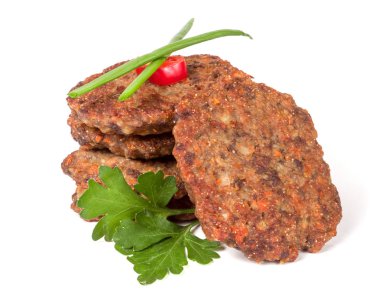 karaciğer krep veya pirzola beyaz arka plan üzerinde izole maydanoz ve yeşil soğan ile