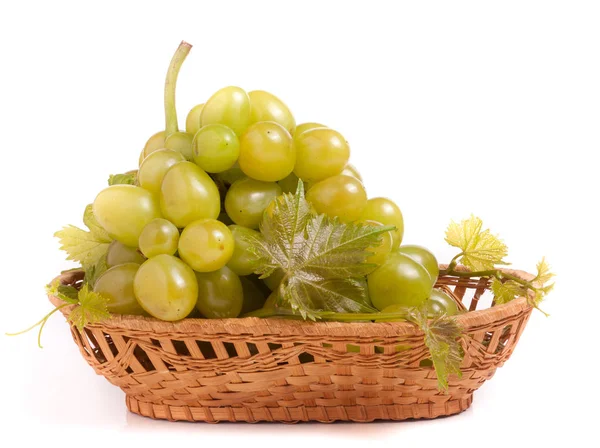 Uvas verdes en una cesta de mimbre aislada sobre fondo blanco — Foto de Stock