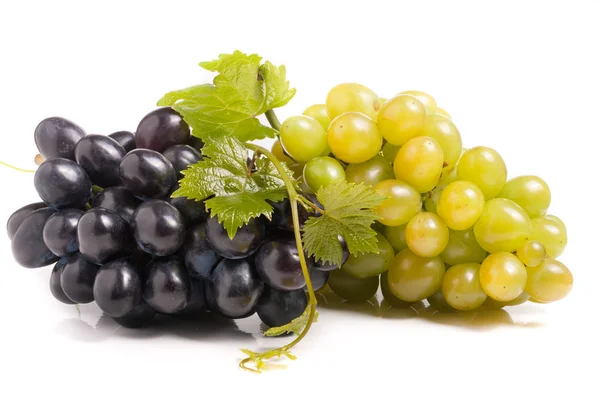 Racimo de uva verde y azul con hojas aisladas sobre fondo blanco — Foto de Stock