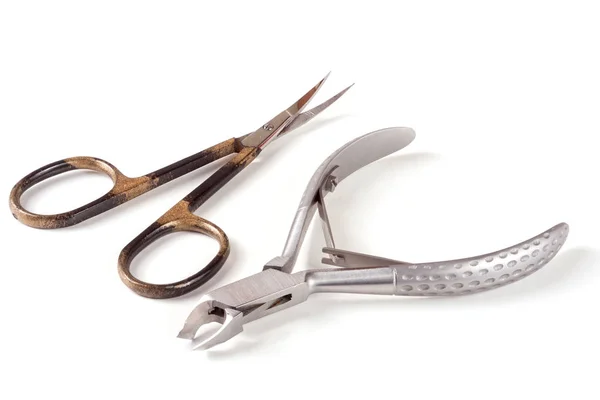 Nagelschere und Haarschere zum Entfernen der Nagelhautpflegemittel isoliert auf weißem Hintergrund — Stockfoto