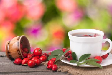 Arka plan bulanık ile ahşap masa kalçalarına çaydan