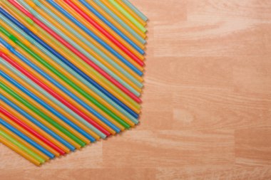 Renkli payet bej renkli bir arka plan üzerinde içme