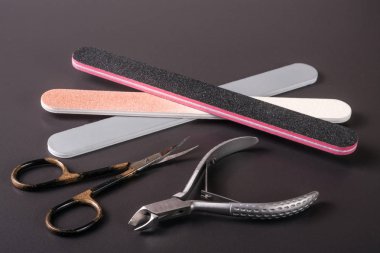 tırnak makası dosya ve karanlık bir arka plan üzerinde kütikül bakım ürünleri kaldırmak için kesme makineleri