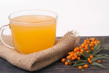 Deniz topalak çilek ahşap masa izole beyaz arka plan üzerinde çay