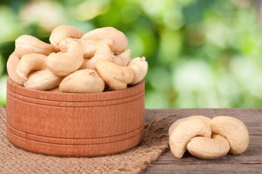 kaju fıstığı Bahçe arka plan bulanık ile gemide bir ahşap kase