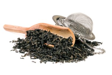 Beyaz arka plan üzerinde izole bir ahşap kürek ile çay süzgeci