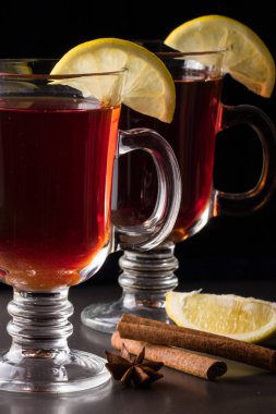 limon karanlık bir arka plan üzerinde mulled şarap
