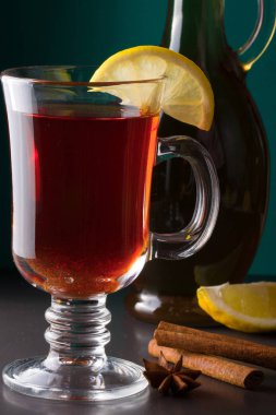 limon karanlık bir arka plan üzerinde mulled şarap