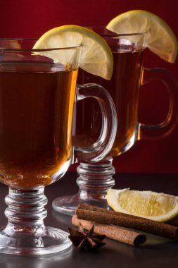 limon karanlık bir arka plan üzerinde mulled şarap