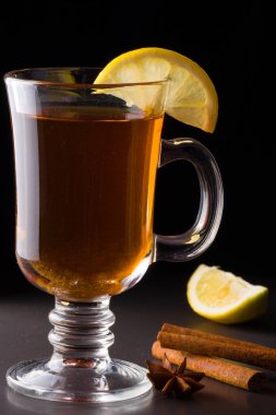 limon karanlık bir arka plan üzerinde mulled şarap