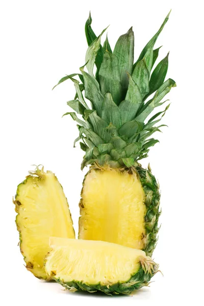 Ananas kesme izole beyaz bir arka plan üzerinde — Stok fotoğraf