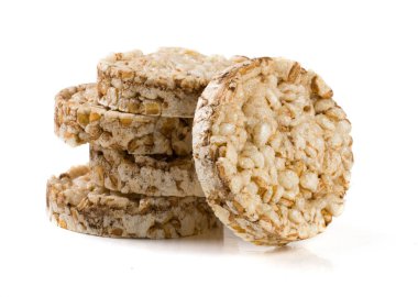 Beyaz arka plan üzerinde izole tahıl crispbreads yığını
