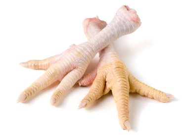 Beyaz arka plan üzerinde izole iki tavuk ayağı