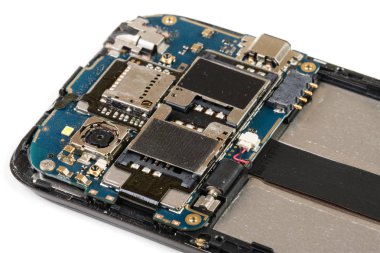 Tahta bir cep telefonu. Yakın çekim. Beyaz arka plan üzerinde izole