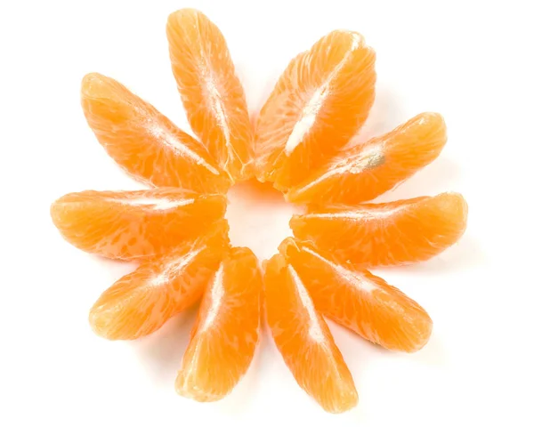 Mandarinenscheiben offenbart in Form einer Blume isoliert auf weißem Hintergrund — Stockfoto