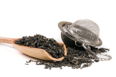 Beyaz arka plan üzerinde izole bir ahşap kürek ile çay süzgeci