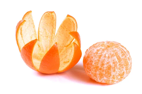 Eine geschälte Mandarine isoliert auf weißem Hintergrund — Stockfoto