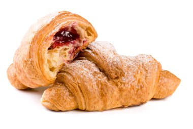 kruvasan ve kiraz yarısıyla pudra şekeri beyaz arka plan closeup izole reçel