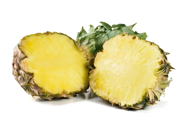 Abacaxi cortado em duas metades isolado em um fundo branco — Fotografia de Stock