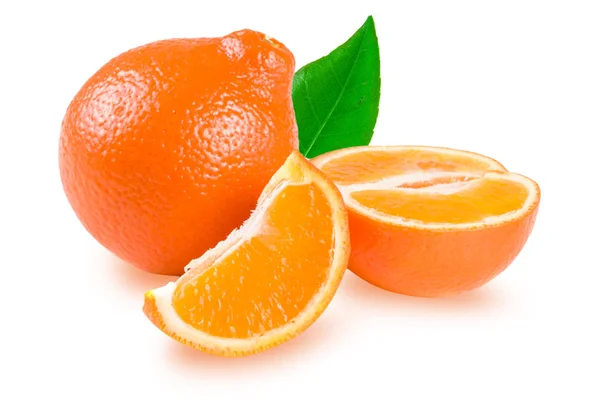Mandarino o Mineola con foglia isolata su fondo bianco — Foto Stock