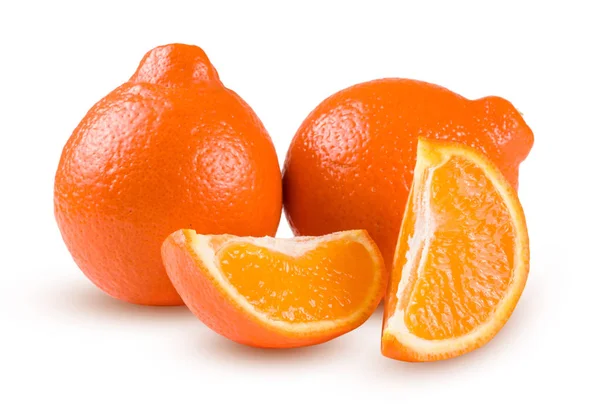 Twee oranje tangerine of Mineola met plakjes geïsoleerd op witte achtergrond — Stockfoto