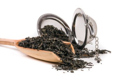 Beyaz arka plan üzerinde izole bir ahşap kürek ile çay süzgeci