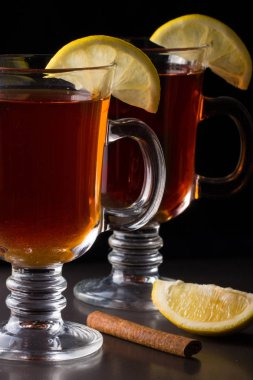 limon karanlık bir arka plan üzerinde mulled şarap