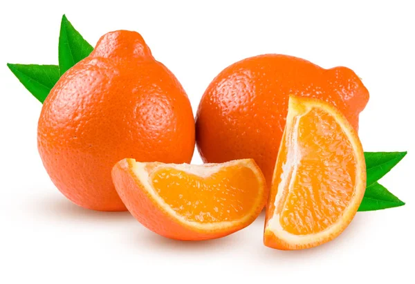 Duas tangerina laranja ou Mineola com fatias e folhas isoladas sobre fundo branco — Fotografia de Stock