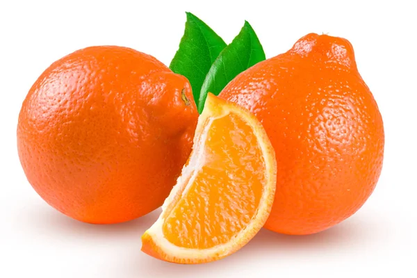 Due mandarini arancioni o Mineola con fetta e foglia isolate su fondo bianco — Foto Stock