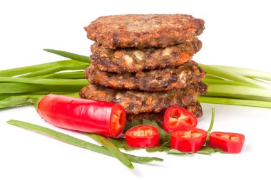 karaciğer krep veya pirzola chili biber ve beyaz arka plan üzerinde izole yeşil soğan ile