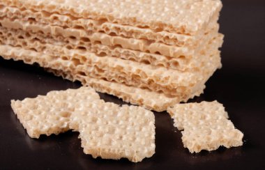 Beyaz arka plan üzerinde izole tahıl crispbreads