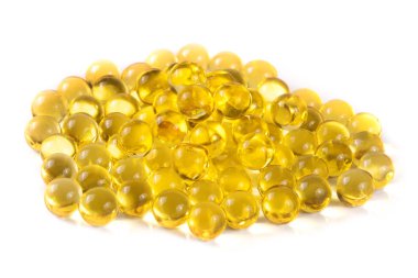 Balık yağı kapsülleri beyaz arka plan üzerinde izole bir demet