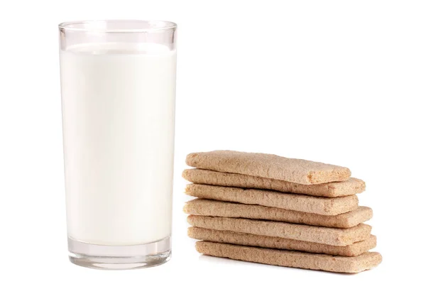Склянка молока зі стопкою зернових хрустких хлібів ізольовані на білому тлі — стокове фото