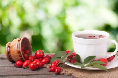 Arka plan bulanık ile ahşap masa kalçalarına çaydan