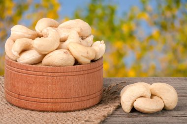 kaju fıstığı Bahçe arka plan bulanık ile gemide bir ahşap kase